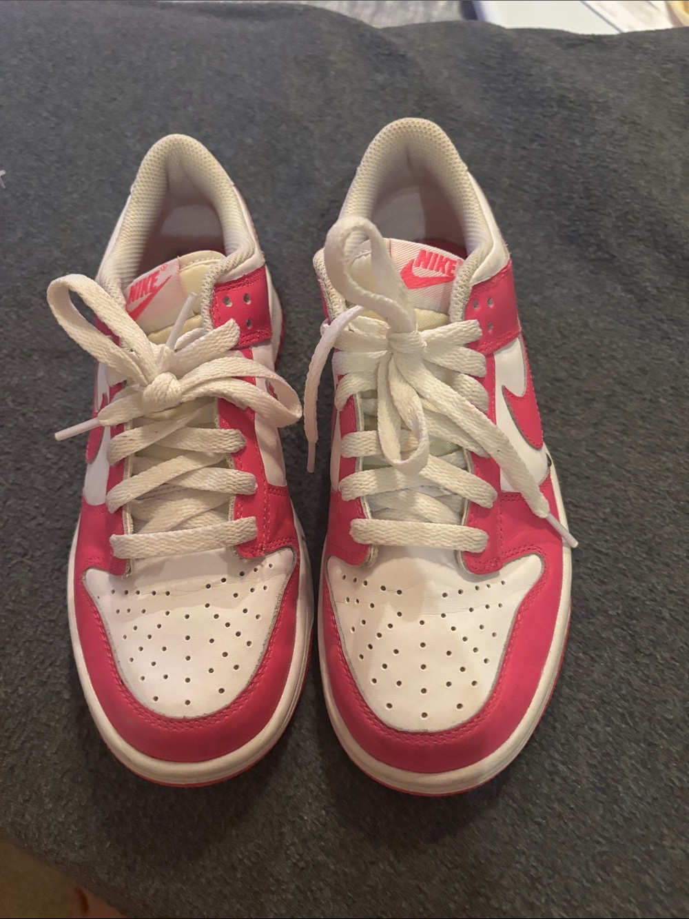 Nike Kids Low-Top Sneakers in White and Pink